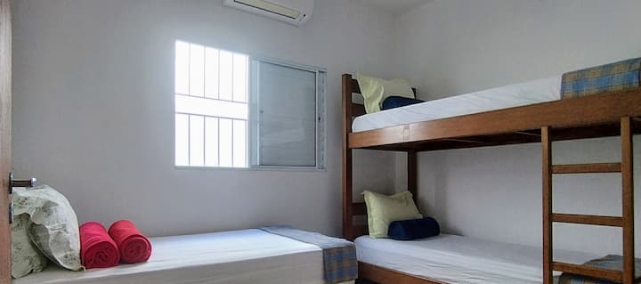 En la habitación 1 hay una litera alta, una cama individual y una cama auxiliar para niños debajo de la cama individual. Tiene aire acondicionado, rejilla, plancha y tabla.
