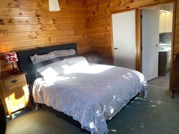 Dhoma kryesore e gjumit me krevat dopio "King Size". Pishinë spa përmes rrëshqitësit të fermës në verandë jashtë dhomës së gjumit.
