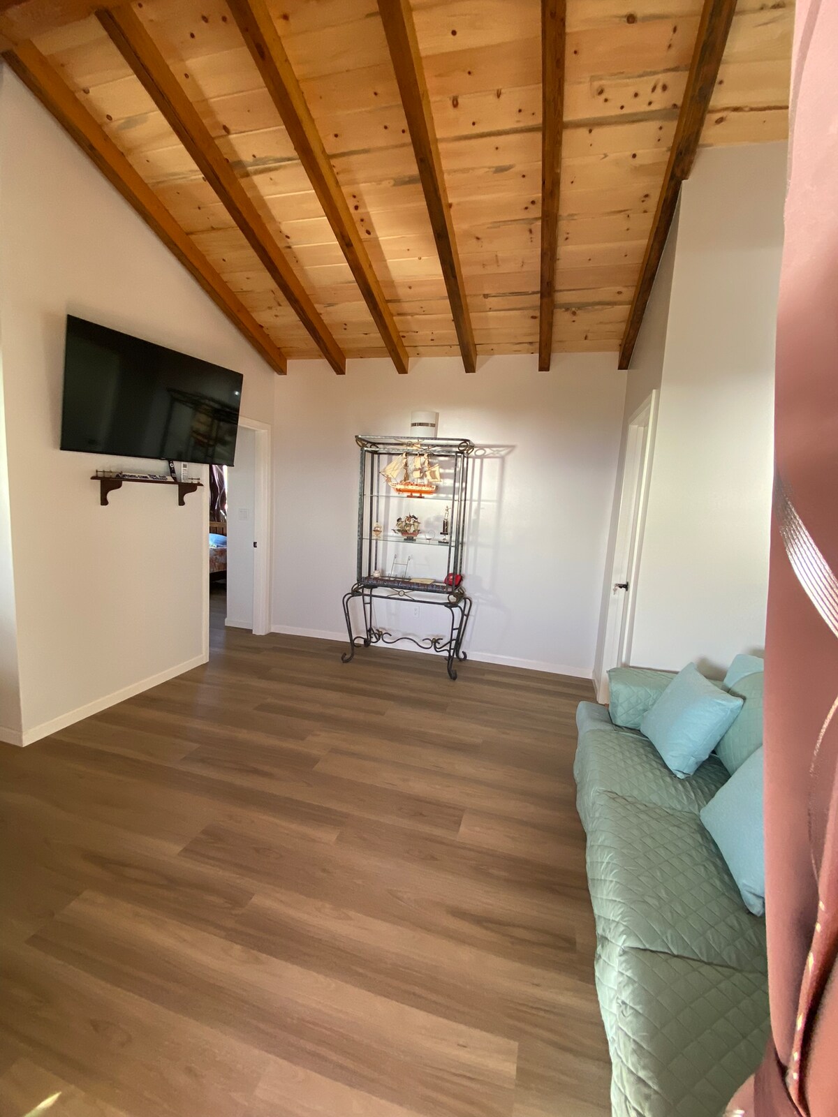 Dhomë ndenjjeje, me divan televizor , me hapësirë të bollshme për një dyshek me ajër për të fjetur.