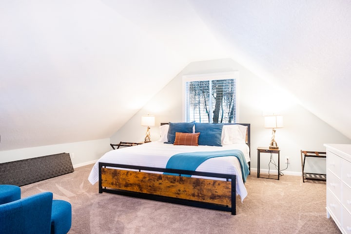 Veliki loft s velikim bračnim krevetom i pregradama za privatnost poziva vas da skinete cipele i opustite se