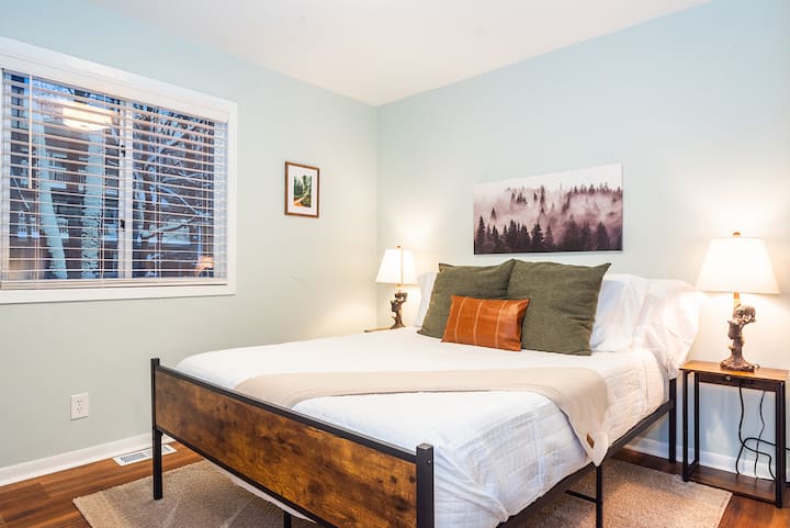 Prirodni detalji i mir čekaju vas u spavaćoj sobi s bračnim krevetom na glavnoj etaži. 