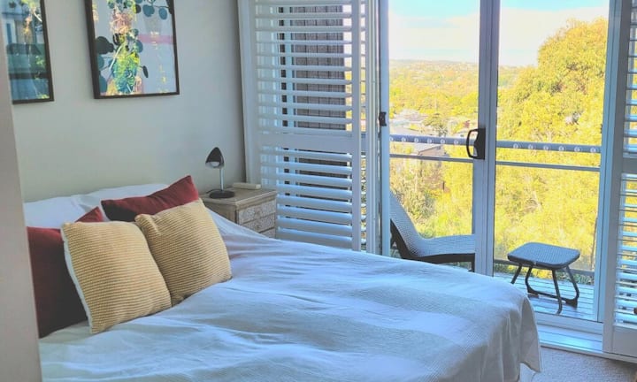 Chumba hiki cha kulala kina mwonekano mzuri na kinafunguka kwenye roshani yenye mandhari ya kifahari, hadi jijini (ikiwa umesimama kwenye kona ya kushoto kabisa; ) .  Kitanda cha malkia ni kizuri sana. 