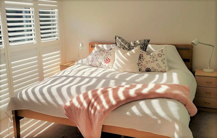 Nimenunua kitanda cha ukubwa wa kifalme na godoro zuri sana. Chumba cha kulala ni cha amani na kinachangamka kabisa ikiwa unataka - ikiwa sivyo, basi tumia vizuizi vya mashamba kwa ajili ya kivuli chenye ufanisi.  Kuna nafasi kubwa kwenye kabati.