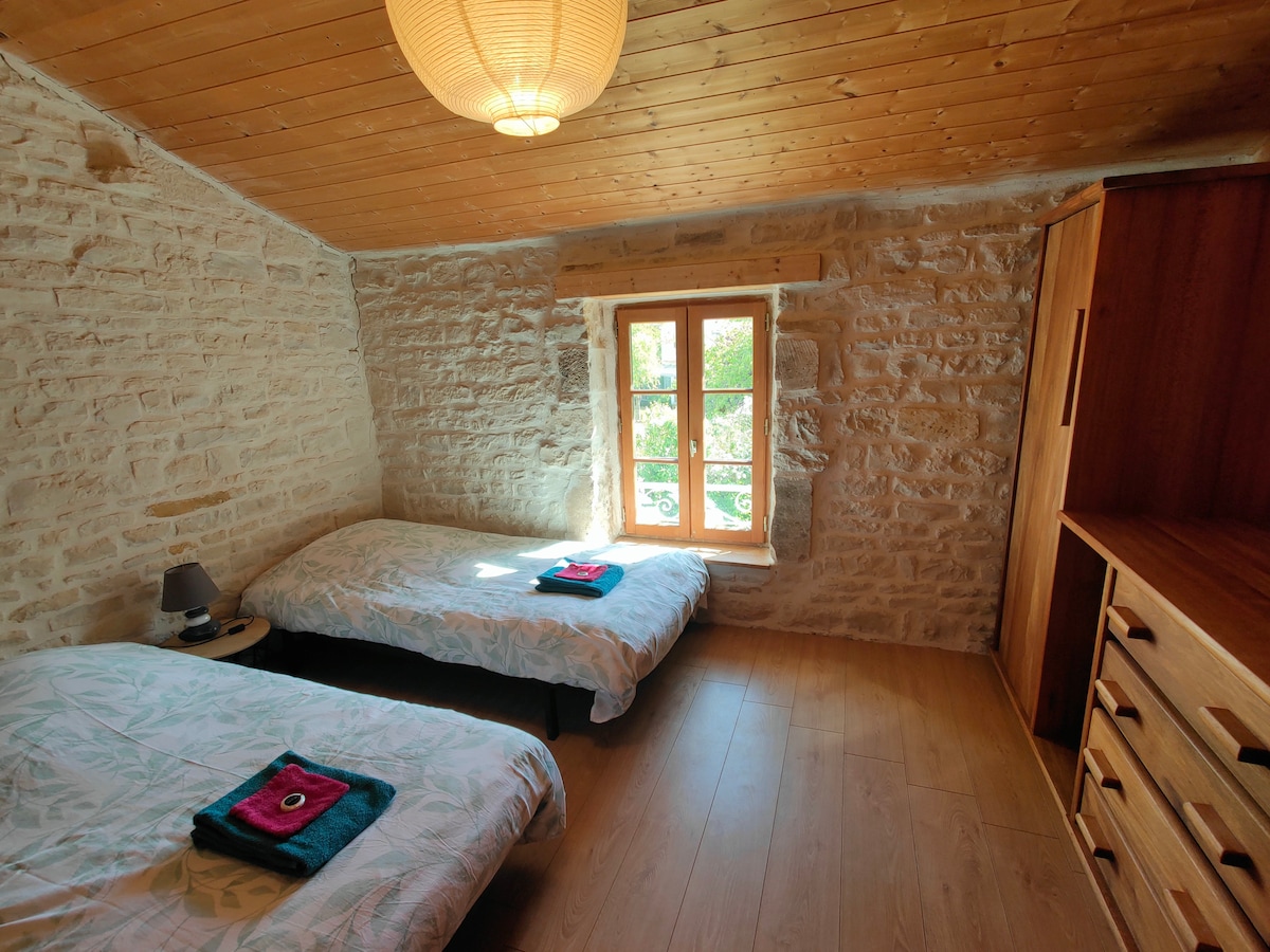 Надстройка на спалня с две единични легла