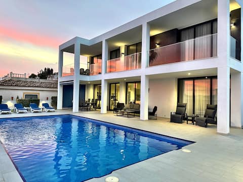 Luxury villa, large pool and outdoor area, suite