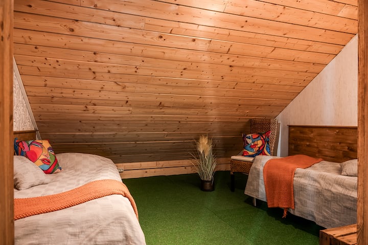 Chumba cha kulala kwenye 1, sakafu yenye vitanda 2 vya mtu mmoja