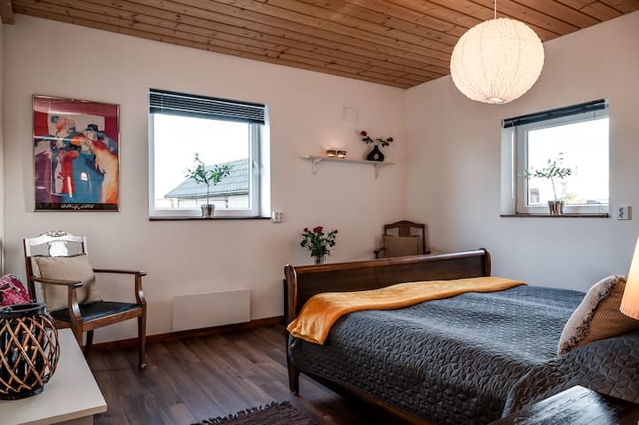 Chumba cha kulala kilicho na kitanda maradufu kwenye ghorofa ya chini