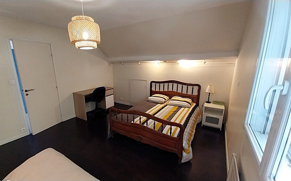 Spálňa 1 s manželskou posteľou 140*190 cm a pohovkou. Dvojité okno pre dobrú zvukovú izoláciu.