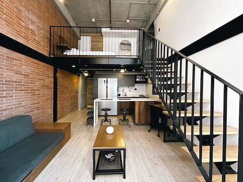 Top Airbnb: Premium Loft 2 Story Downtown Medellin A/C Wifi in La Candelaria