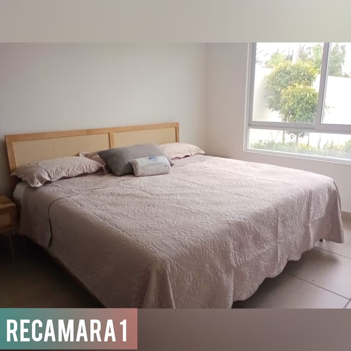 Recamara 1 kingsize bed, met eigen badkamer in de slaapkamer 