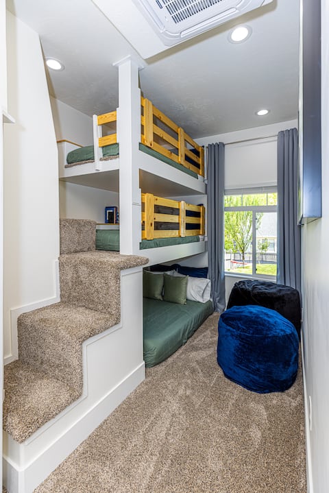 Luxe Apt l Treehouse Play Loft l Triple Bunk