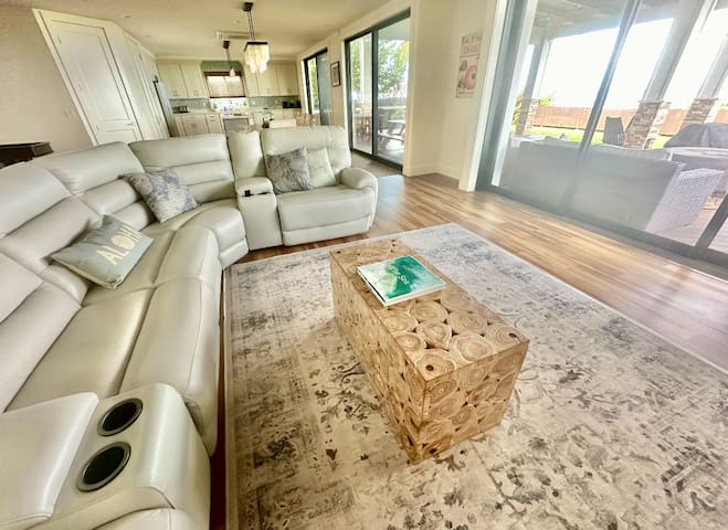 Luxury North Shore Private Beach Front Retreat! gallery image 4