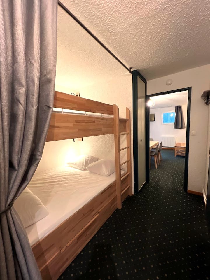 Coin nuit,2 lits doubles, grand tiroir de rangement et placard.
Rideaux qui peuvent se fermer pour plus d'intimité.
Lumière pour chaque lit avec prise usb.