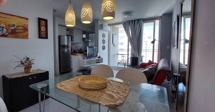 バルコニーに出られる広々としたリビングルームのあるエントランス 