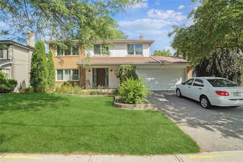 Popular Airbnb listing: Spacious Room near subway in Don Valley North
