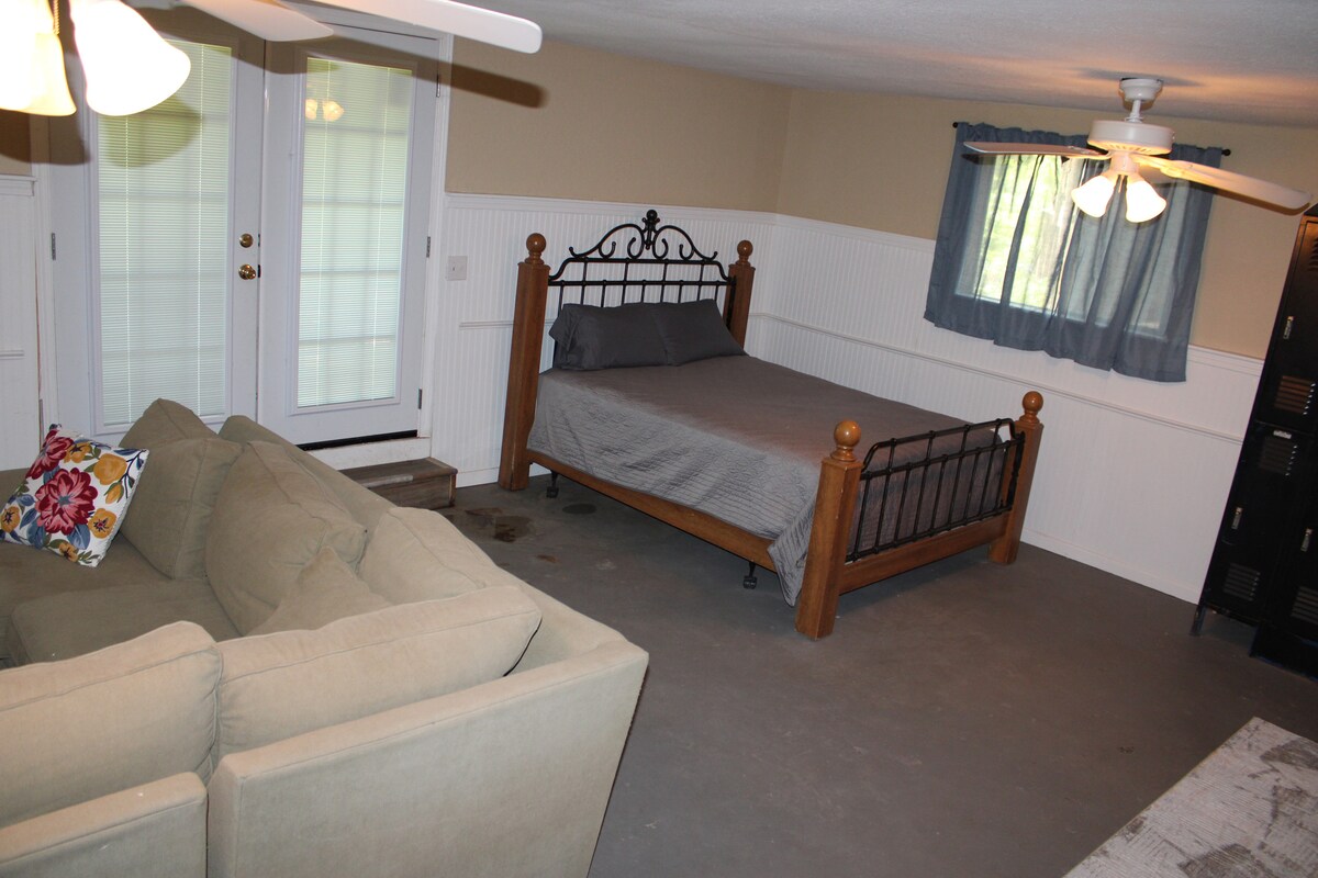 楼下很棒的房间，配有标准双人床和大型组合沙发。