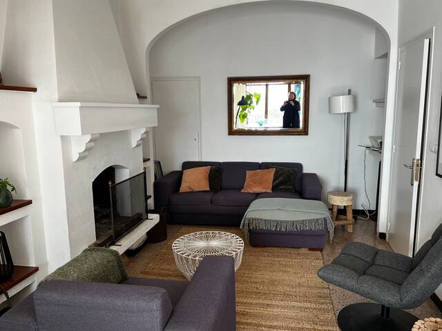 Charming spacious beachfront apartment gallery image 5