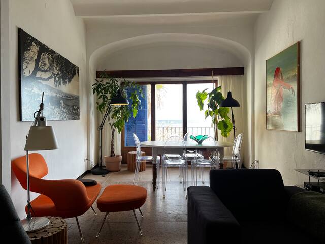 Charming spacious beachfront apartment gallery image 3