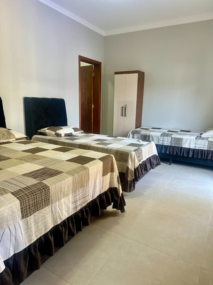 Основен апартамент с две единични и едно двойно легло, с възглавници, одеяла и водоустойчиви протектори + климатик и изглед към басейна. 