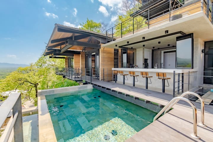 Breathtaking Views, 3 Pools, Jacuzzi & Concierge