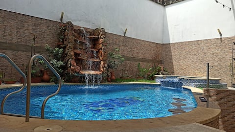 Beautiful House with Pool in the City