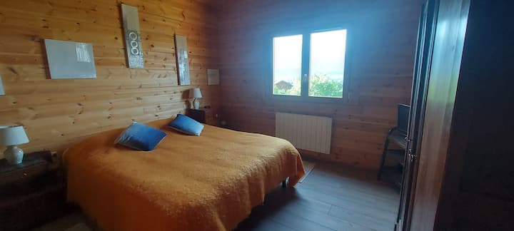 dhoma kryesore e gjumit #1 në katin përdhes me pamje të shkëlqyer nga mali dhe fshati, me pamje nga jugu