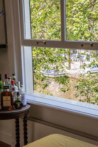 Historic canal-side apartment in Central Amsterdam gallery image 4