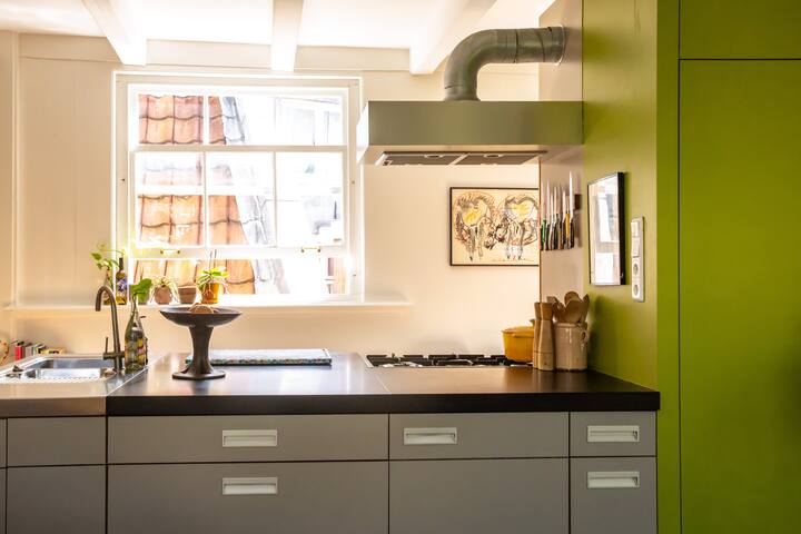 Historic canal-side apartment in Central Amsterdam gallery image 5