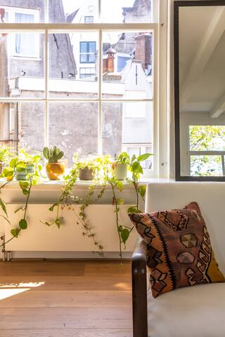 Historic canal-side apartment in Central Amsterdam gallery image 2