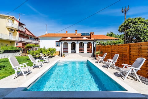 House with private pool 150 m from sea!