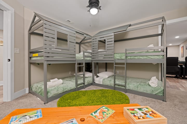 Თავგადასავალი გელით: ჩაუღრმავდით ოცნებებს ჩვენს საბავშვო კემპინგზე - თემატურ საძინებელში, სადაც ხის ორსართულიანი საწოლების ორი კომპლექტი ნაპერწკლიანი წარმოსახვაა!