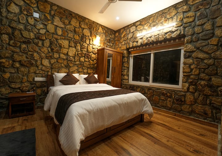 dormitorio con cama tamaño king y una hermosa ventana
