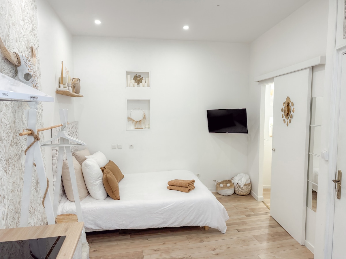 Svijetao dnevni boravak s udobnim krevetom, televizorom s internetskim uslugama, modernim ukrasima i vješalicom za kapute. Savršeno za kombiniranje opuštanja i praktičnosti tijekom boravka.