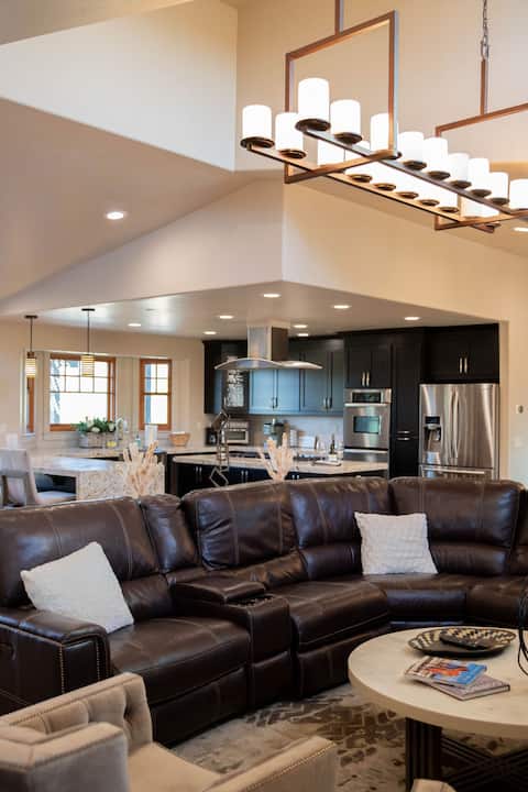 Luxury House/ Private/ Hot Tub/ Amenities!