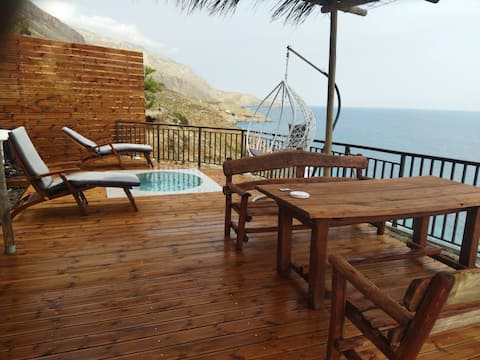 Small cottage with wonderful sea view