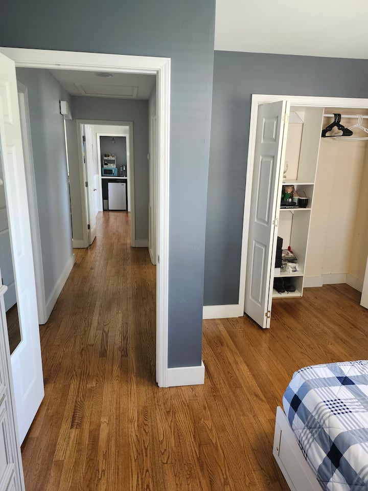 UKUMBI UNAOELEKEA KWENYE CHUMBA KINGINE CHA KULALA CHA KIFALME