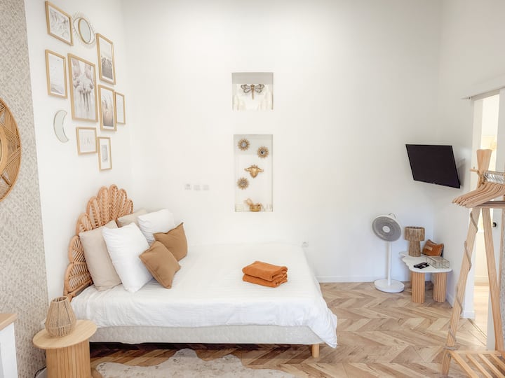 Sala de estar luminosa con una cómoda cama tamaño queen, TV conectada y decoraciones modernas. Perfecto para combinar relajación y practicidad durante su estancia.
