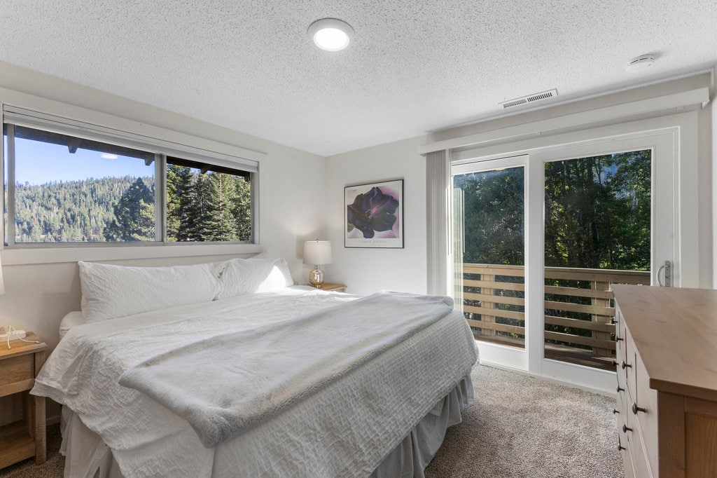 Брачна спална соба со балкон, гардеробер, голем плакар и простор наменет за работа.