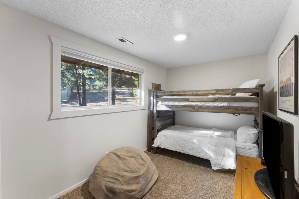 Соба на спрат на горниот кат со торба со грав, рамен екран и Apple TV - одличен простор за одмор за децата.