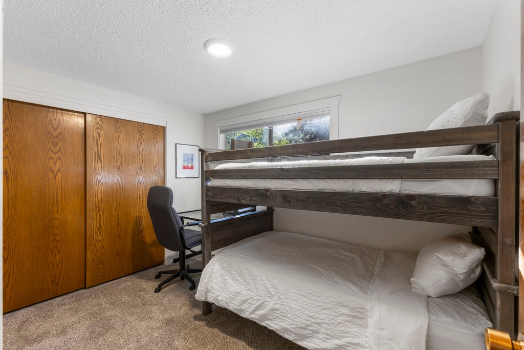 Соба на спрат на долниот кат со работен простор на бирото и монитор. Загатки и бонбони во плакарот.