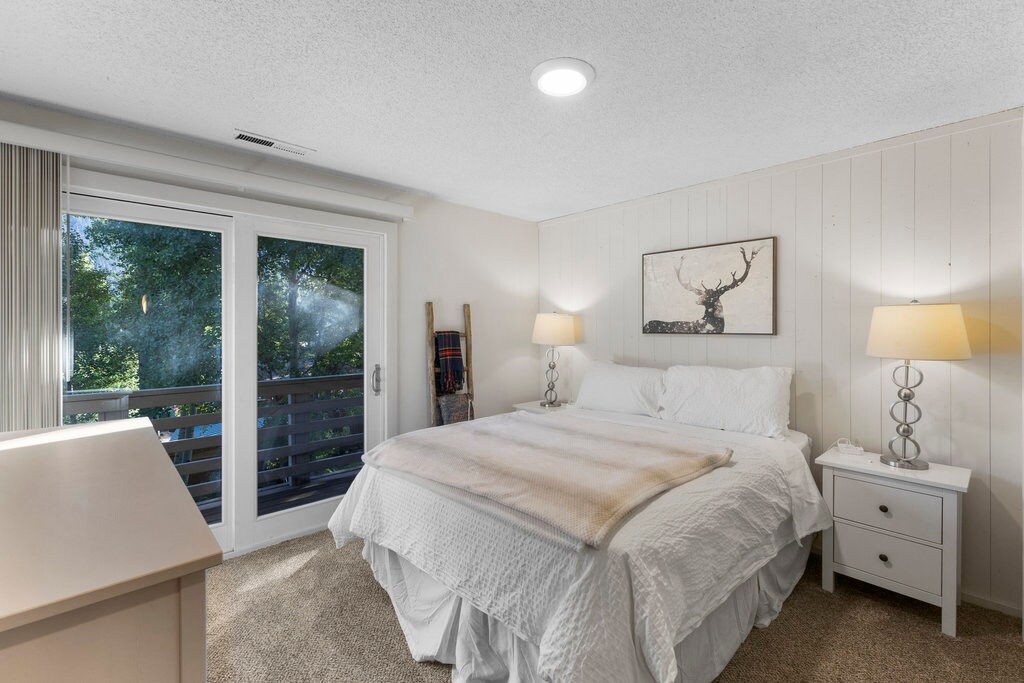 Брачна спална соба со балкон, гардеробер и плакар.