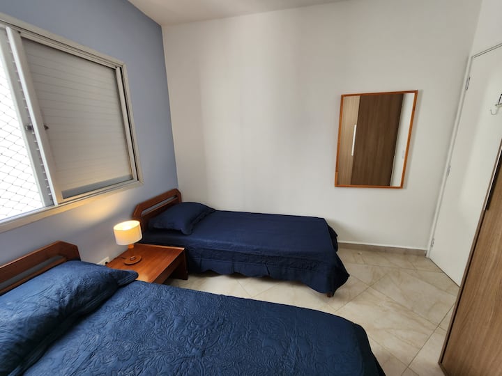 غرفة نوم بسرير مزدوج وسرير واحد، مع مروحة سقف ومرآة. كل شيء جديد! 