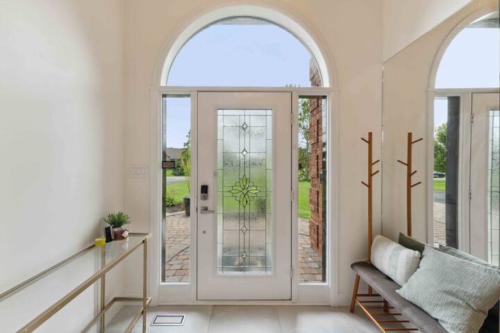 LakeHouse8MinFrom Airport 4Bed4BathHtubSaunaGym gallery image 4