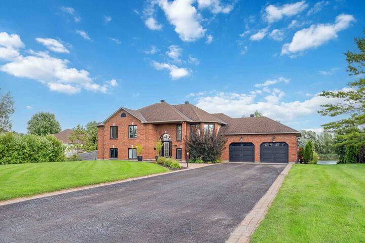 LakeHouse8MinFrom Airport 4Bed4BathHtubSaunaGym gallery image 2