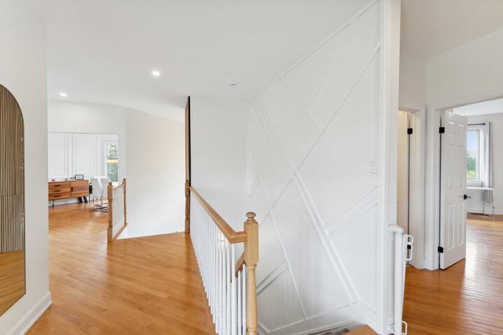 LakeHouse8MinFrom Airport 4Bed4BathHtubSaunaGym gallery image 5