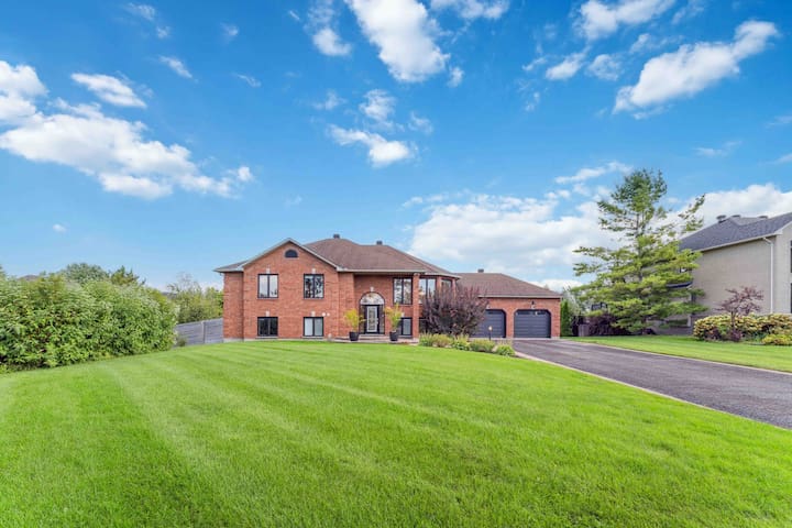 LakeHouse8MinFrom Airport 4Bed4BathHtubSaunaGym