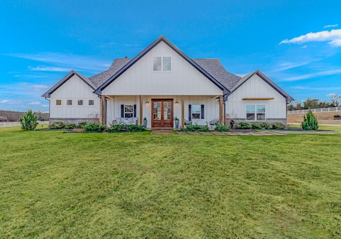 Country Estate: pool, outdoor kitchen, theater