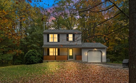 20 min to Saratoga & Skiing - Large Cozy Home