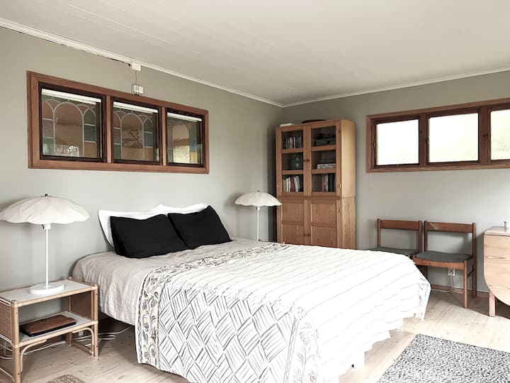 Голямото легло се състои от две 80 - сантиметрови легла с двойна завивка.