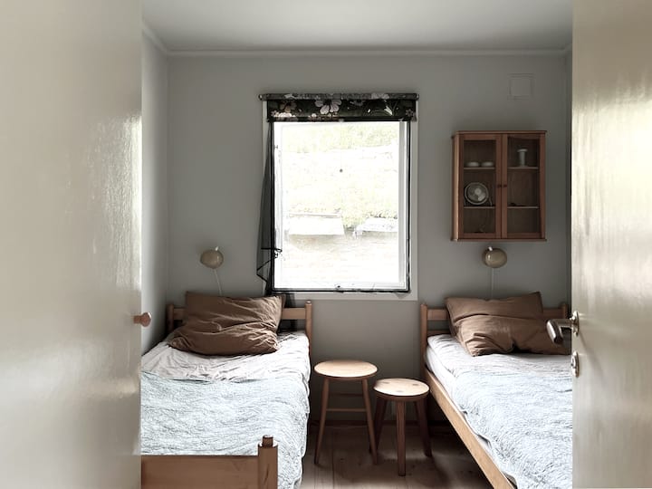 Малка спалня с 80 см легла и два килера със закачалки и място за чанти.